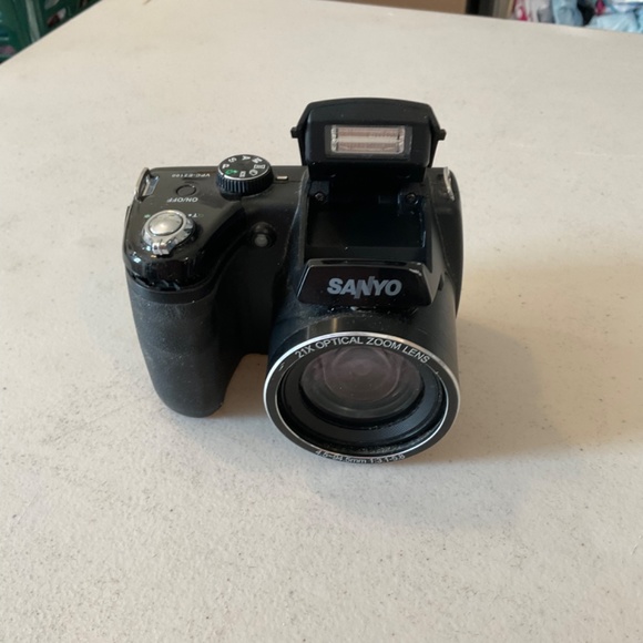 Sanyo VPC-E2100 Digital Camera For Parts Only - Picture 13 of 15